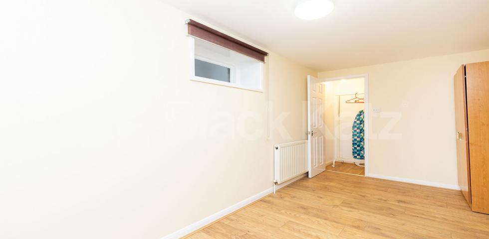 			LOCATION LOCATION LOCATION !!!, 1 Bedroom, 1 bath, 1 reception Flat			 Swan Yard, ISLINGTON N1